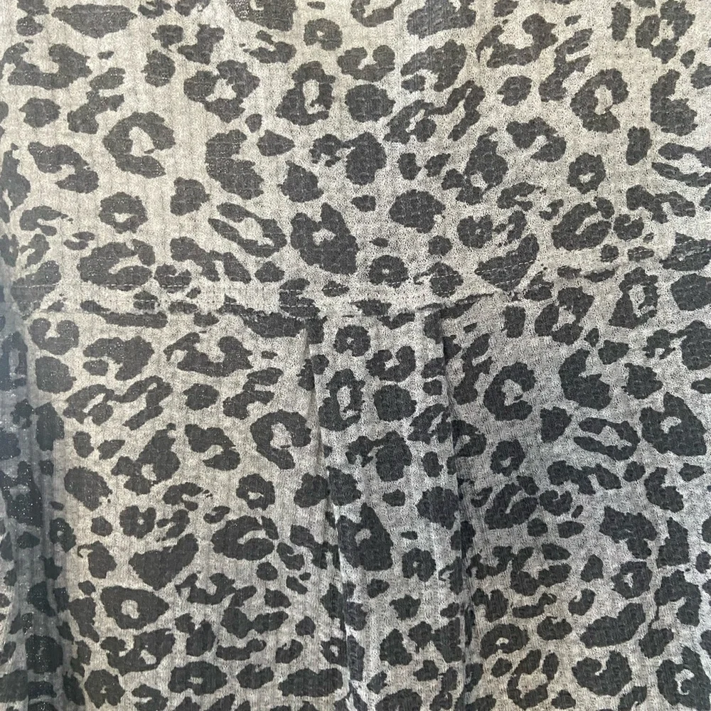 Women’s cotton blend pullover. Size small. - Picture 3 of 4